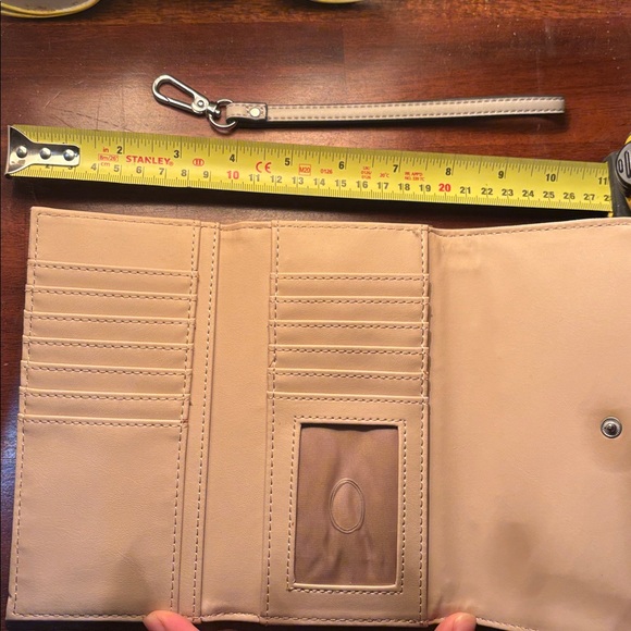 Guess Light Pink/ Tan/ Beige Wallet in Great Condition - Picture 8 of 10